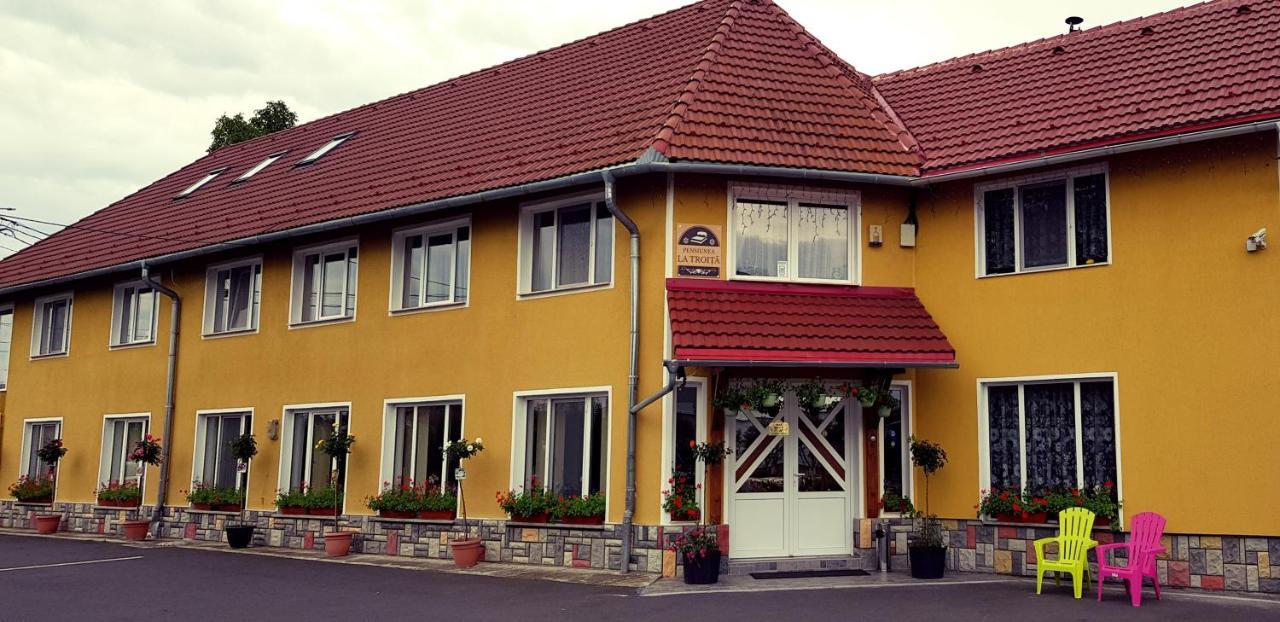 Hotel Cazare La Troita Codlea Exterior foto